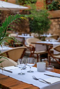 Eski kasabadaki geleneksel terracotta evleri olan bir açık hava restoranında masa ya da Fransa 'nın güneyindeki Villefranche sur Mer' de Vieille Ville.