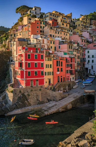 在意大利Cinque Terre的Riomaggiore老城 有传统的小船和五彩缤纷的房屋 夕阳西下的地中海 — 图库照片