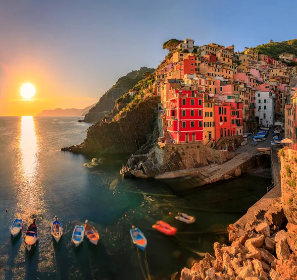 Zonsondergang Uitzicht Middellandse Zee Met Traditionele Boten Kleurrijke Huizen Het — Stockfoto