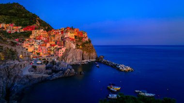 Manarola 'nın ikonik eski kasabasında renkli renkli evler, Akdeniz' de Cinque Terre 'de romantik bir köy, gün batımında İtalya