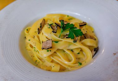 Taze mantar soslu makarna, traşlı siyah trüf mantarı ve İtalyan restoranında tıraş edilmiş parmesan peyniri, Centro Storico, Florence, İtalya