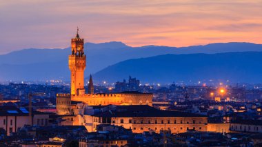 İtalya, Floransa 'daki ünlü Vecchio Sarayı ve Floransa şehir manzarası renkli bir günbatımı, gece hava manzarası