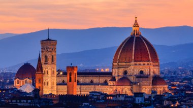 İtalya, Floransa 'daki Duomo Santa Maria del Fiore Katedrali ve Giotto Çan Kulesi' nin renkli günbatımı manzarası.