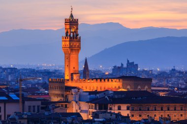 İtalya, Floransa 'daki ünlü Vecchio Sarayı ve Floransa şehir manzarası renkli bir günbatımı, gece hava manzarası