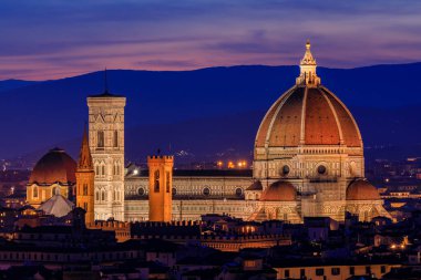 İtalya, Floransa 'daki Duomo Santa Maria del Fiore Katedrali ve Giotto Çan Kulesi' nin renkli günbatımı manzarası.