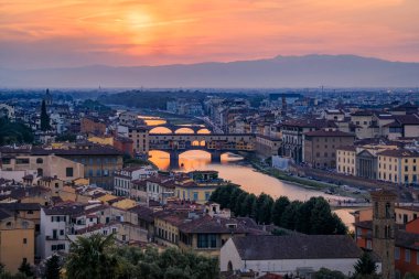 Centro Storico, Floransa, İtalya 'daki Arno Nehri üzerindeki Ponte Vecchio Köprüsü