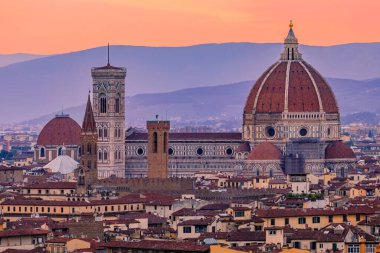 İtalya, Floransa 'daki Duomo Santa Maria del Fiore Katedrali ve Giotto Çan Kulesi' nin renkli günbatımı manzarası.