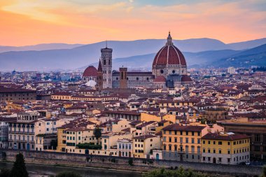 İtalya, Floransa 'daki Duomo Santa Maria del Fiore Katedrali ve Giotto Çan Kulesi' nin renkli günbatımı manzarası.
