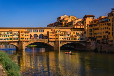 Centro Storico, Floransa, İtalya 'daki Arno Nehri üzerindeki ünlü Ponte Vecchio köprüsündeki gümüş işçisi dükkanlarını kapatın.