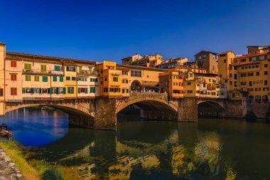 Centro Storico, Floransa, İtalya 'daki Arno Nehri üzerindeki ünlü Ponte Vecchio köprüsündeki gümüş işçisi dükkanlarını kapatın.