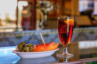 Geleneksel İspanyol yeşil zeytinli tapas ve jambonlu jambonlu sandviç Madrid, İspanya 'da bir barda bir bar tezgahında kokteyl.