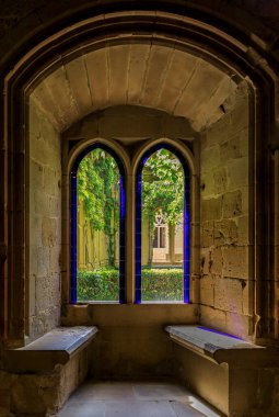 Olite, İspanya - 23 Haziran 2021 Navarra 'daki Olite Kralları veya Kraliyet Sarayı' nın Gotik Sarayı 'nın taş iç kısımlarının ayrıntıları