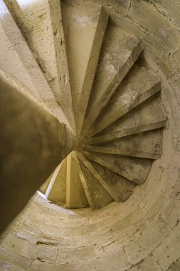 Olite, İspanya - 23 Haziran 2021 Navarra Kralları veya Olite Kraliyet Sarayı 'nın gotik sarayındaki sarmal merdivenlerin ayrıntıları