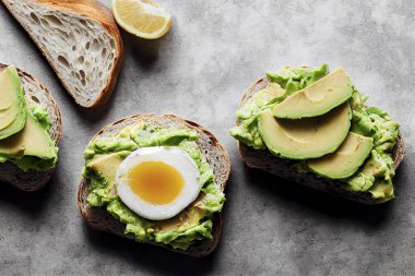 Avokado sandviç tostu, rafadan yumurta, yemek fotoğrafçılığı.