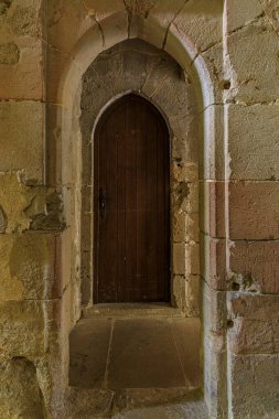 Olite, İspanya - 23 Haziran 2021 Navarra 'daki Olite Kralları veya Kraliyet Sarayı' nın Gotik Sarayı 'nın taş iç kısımlarının ayrıntıları