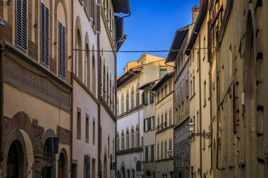 Centro Storico 'nun Oltrarno Santo Spirito bölgesinde dar bir sokak boyunca uzanan ortaçağ Rönesans Gotik binaları veya İtalya' nın Floransa Tarihi Merkezi