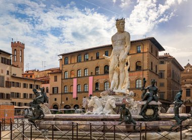 Fontana del Nettuno 'daki Neptün Çeşmesi Halk Meydanı Piazza della Signoria' daki Palazzo Vecchio 'nun önünde, Floransa, İtalya