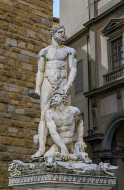 Bartolommeo Bandinelli 'nin Herkül ve Cacus' ü İtalya 'nın Floransa kentindeki Halk Meydanı Meydanı' ndaki Palazzo Vecchio 'nun önünde.