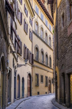 Centro Storico 'nun Oltrarno Santo Spirito bölgesinde dar bir sokak boyunca uzanan ortaçağ Rönesans Gotik binaları veya İtalya' nın Floransa Tarihi Merkezi