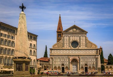 Floransa, İtalya - Haziran 04, 2022: 14. yüzyıl Santa Maria Novella Kilisesi 'nin süslü gotik mermer cephesi