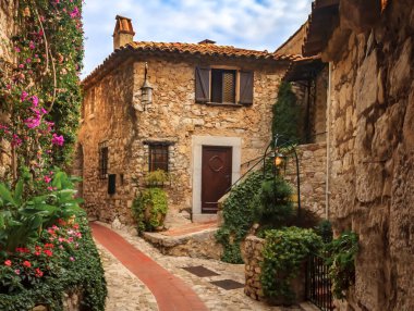 Eze Village Akdeniz boyunca Güney Fransa'da pitoresk Ortaçağ kenti eski binalar