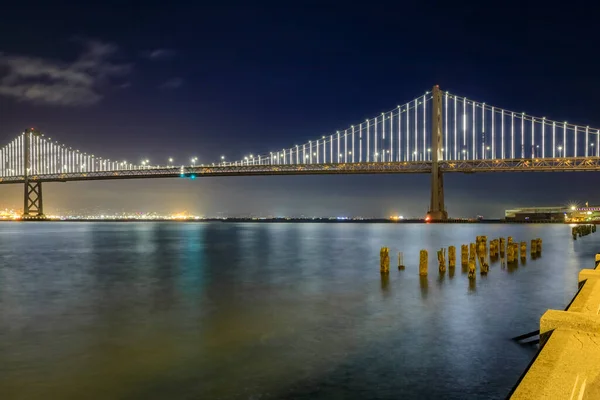 San Francisco Bay Bridge Lichten Nachts Reflecterend Het Water Baai — Stockfoto