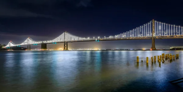 San Francisco Bay Bridge Világít Éjszaka Tükrözi Víz Öbölben Hosszú — Stock Fotó