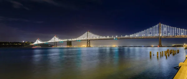 San Francisco Bay Bridge Luzes Noite Refletindo Água Baía Longa — Fotografia de Stock