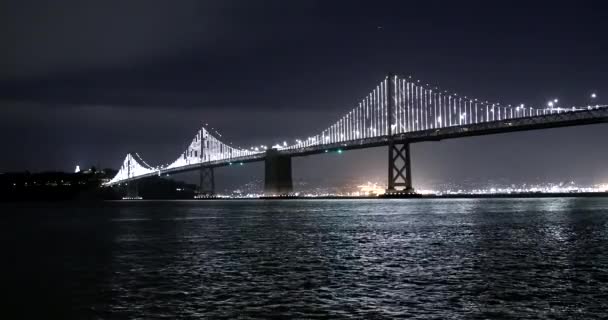夜にはサンフランシスコ湾橋のライトは 湾内の水を反映して 長い露出 2023年3月5日に消灯 — ストック動画