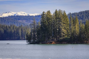 Sly Park 'taki Jenkinson Gölü ve kar Kuzey Kaliforniya' da kışın arka planda Sierra Nevada Dağları 'nı kapladı.