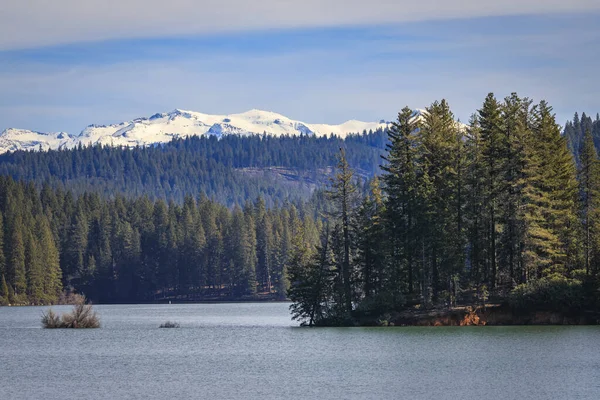 斯利公园的詹金森湖和积雪在冬天覆盖了北加州的内华达山脉 — 图库照片