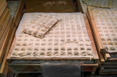 Fransız Rivierası 'nda, Nice, Fransa' da Vieille Ville 'de, Old Town' da küçük bir zanaatkar makarna dükkanında sergilenmek üzere taze el yapımı ravioli satılıyor.