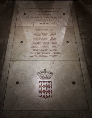 Monako Ville, Monako 'daki Aziz Nicholas Katolik Katedrali' ndeki Grimaldiler Monako Krallığı 'nın Tombstone' u.