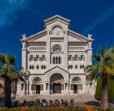 Monako Ville, Monte Carlo' daki Prenses Grace ve Prens Rainier' in mezarları ile ünlü Aziz Nikolaos Katedrali'nin manzarası