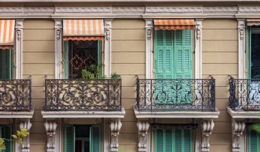 Monte Carlo 'daki geleneksel bir binanın ahşap panjurları, Monako Prensliği, Cote dAzur veya Fransız Rivierası ile süslü cephe