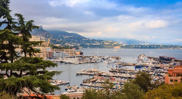 Fransız Rivierası 'ndaki Monako Prensliği' ndeki Monte Carlo Limanı 'nda pahalı lüks yat ve dairelerin panoramik manzarası.