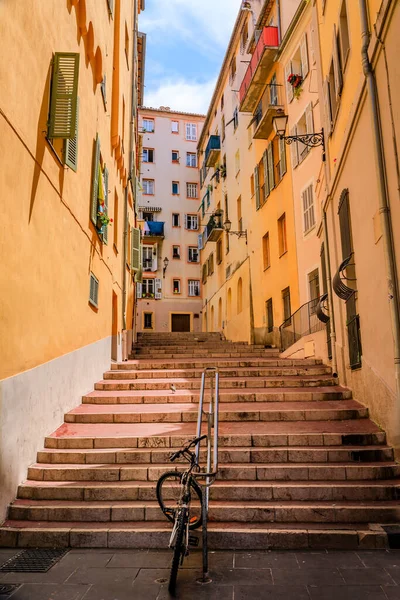 旧市街の階段のある曲がった通りにある伝統的な地中海の家 ニースのヴィエイユビル フランスの南またはフランスのリビエラ — ストック写真