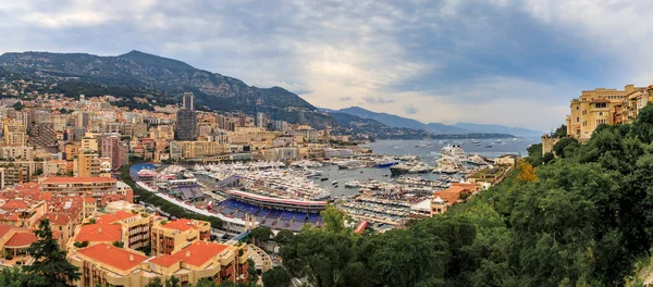 Monako, Monako - 27 Mayıs 2018: Fransız Rivierası 'ndaki Monte Carlo Limanı' ndaki pahalı lüks yat ve dairelerin panoramik manzarası