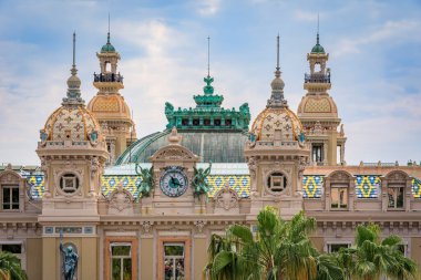 Monte Carlo, Monaco - 26 Mayıs 2017: Place du Casino 'daki ünlü kumarhane ve eğlence kompleksi