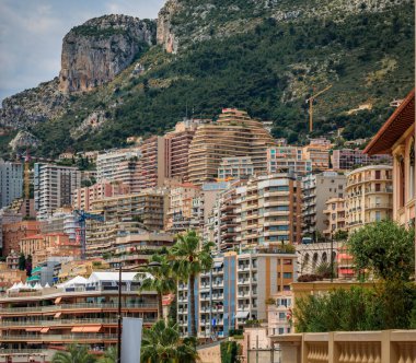 Monako Prensliği, Cote d 'Azur veya Fransız Rivierası' nda Monte Carlo 'daki lüks apartman ve dağların manzarası