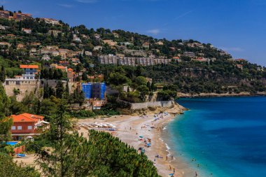 Akdeniz 'in turkuaz sularına ve Fransa' nın güneyinde Monako yakınlarındaki Roquebrune Cap Martin sahillerine bakın.