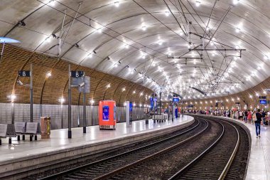 Monte Carlo, Monako - 27 Mayıs 2022: Tünelde kaybolan tren rayları ve Cote d Azur 'daki yeraltı tren istasyonunun ışıkları