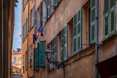 Eski kasabada dar eğri bir sokakta geleneksel eski evler Nice 'de Vieille Ville, Fransa Riviera' sı, Güney Fransa