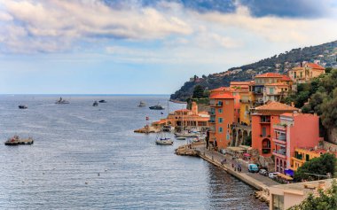 Fransa 'nın güneyindeki Villefranche sur Mer adlı ortaçağ deniz kıyısındaki Fransız Riviera sahilinin hava panoramik manzarası.