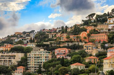 Fransa 'nın güneyindeki Villefranche sur Mer, Cote d' Azur veya French Riviera 'daki lüks ev ve apartman manzarası