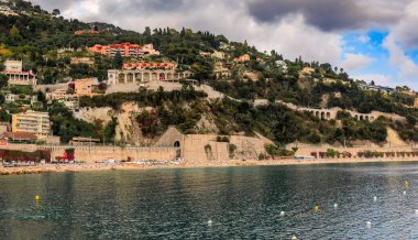 Fransa 'nın güneyindeki Villefranche sur Mer adlı ortaçağ deniz kıyısındaki Fransız Riviera sahilinin hava panoramik manzarası.