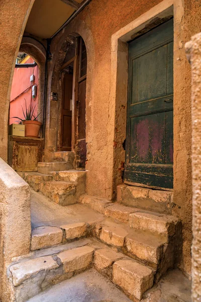 Παλιές Ξύλινες Πόρτες Παραδοσιακά Σπίτια Terracotta Ένα Δρόμο Στην Παλιά — Φωτογραφία Αρχείου