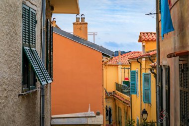 Fransa 'nın güneyindeki Fransız Rivierası' ndaki Villefranche sur Mer Eski Kasabası 'nda eski bir caddede geleneksel teras evleri.