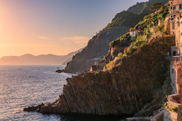 意大利Cinque Terre的Riomaggiore古城 夕阳西下的地中海 在水面之上有悬崖峭壁 — 图库照片