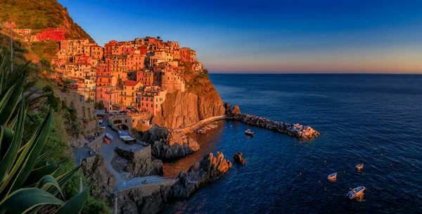 意大利地中海Cinque Terre的浪漫村庄Manarola是一座标志性的古城 日落时分 它的传统色彩绚丽夺目 色彩斑斓 — 图库照片